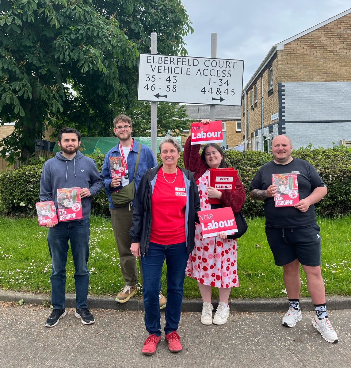 Out in Primrose Ward this afternoon on #LabourDoorstep 🌹 Lots of good discussions with residents - people want and need change after 14 years of #ToryChaos and a @UKLabour Govt that can deliver on NHS and education✊