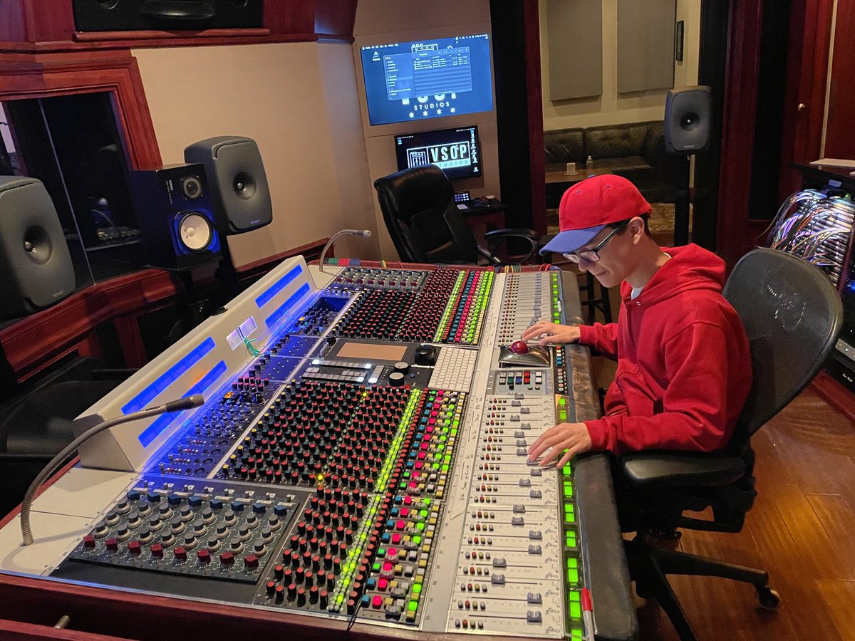 My students and I had the most dope day at VSOP Studios!!! 😎🎧🎵

Biggest thanks to the brilliant Matt Hennessy for hosting, and to Sarah Jensen and Becca Zagorski from the Chicago Chapter of the Recording Academy for organizing the opportunity and bringing their awesome vibes!