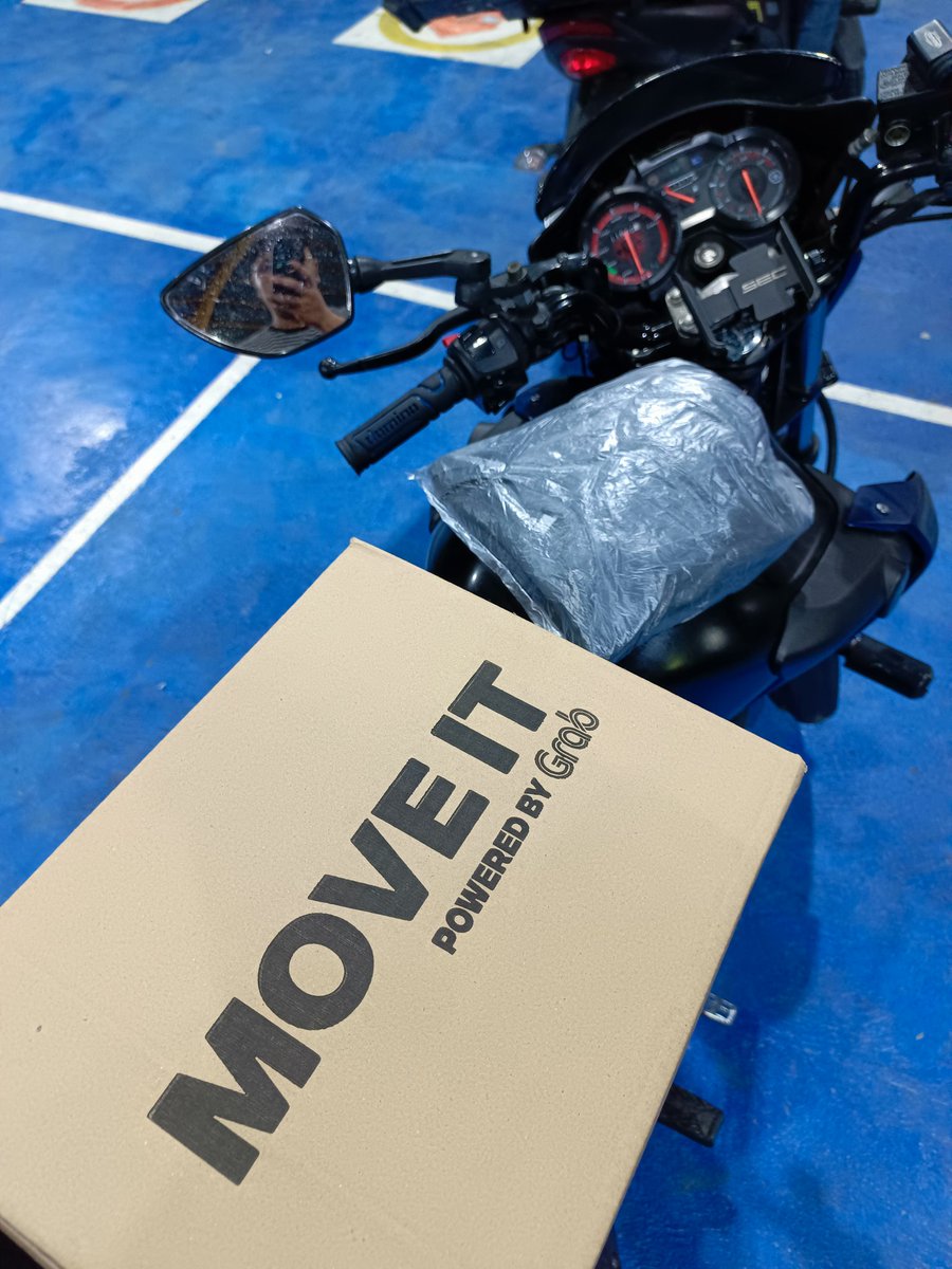 MightyThan3's tweet photo. Ang inyong lingkod 🛵 https://t.co/MXcRY4G7w8