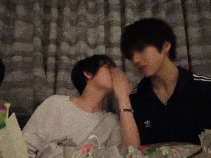 omgjtwinc's tweet photo. 아 말도 안돼
언제 이렇게 컸어
몸집은 이토록 차이가 나는데
언제나 둘이 껌딱지마냥 붙어있는게 
진짜로 아기매미커플 아기뱁새커플이랏코 .. https://t.co/scMZ160Pqz