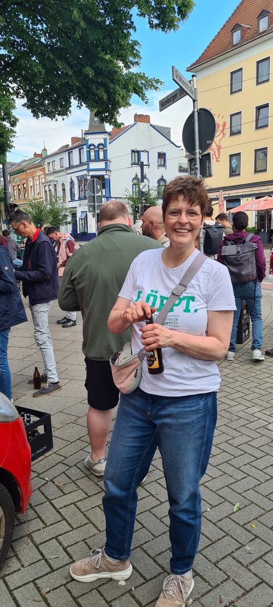 Besten Dank an den #fcunion für die diese Aktion!❤️🤍 Bei strahlendem Sonnenschein plaudern und trinken und die Saison damit ganz offiziell ausklingen lassen- Löppt!!

#Werder #IhrLiefertWirLiefern