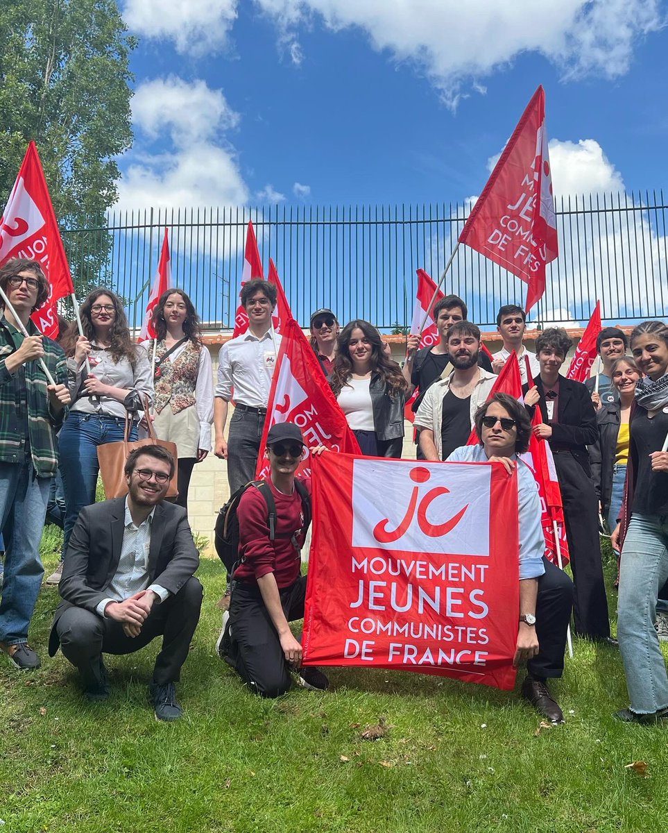 MJCF75's tweet photo. 🍒 Comme chaque année, le @_MJCF et sa fédération parisienne ont déposé une gerbe en hommage à la Commune de Paris de 1871, ses combats, ses victoires, et celles et ceux qui ont été tués, lors de la semaine sanglante notamment.

✊ Vive la Commune ! https://t.co/RMXBWdF8ch