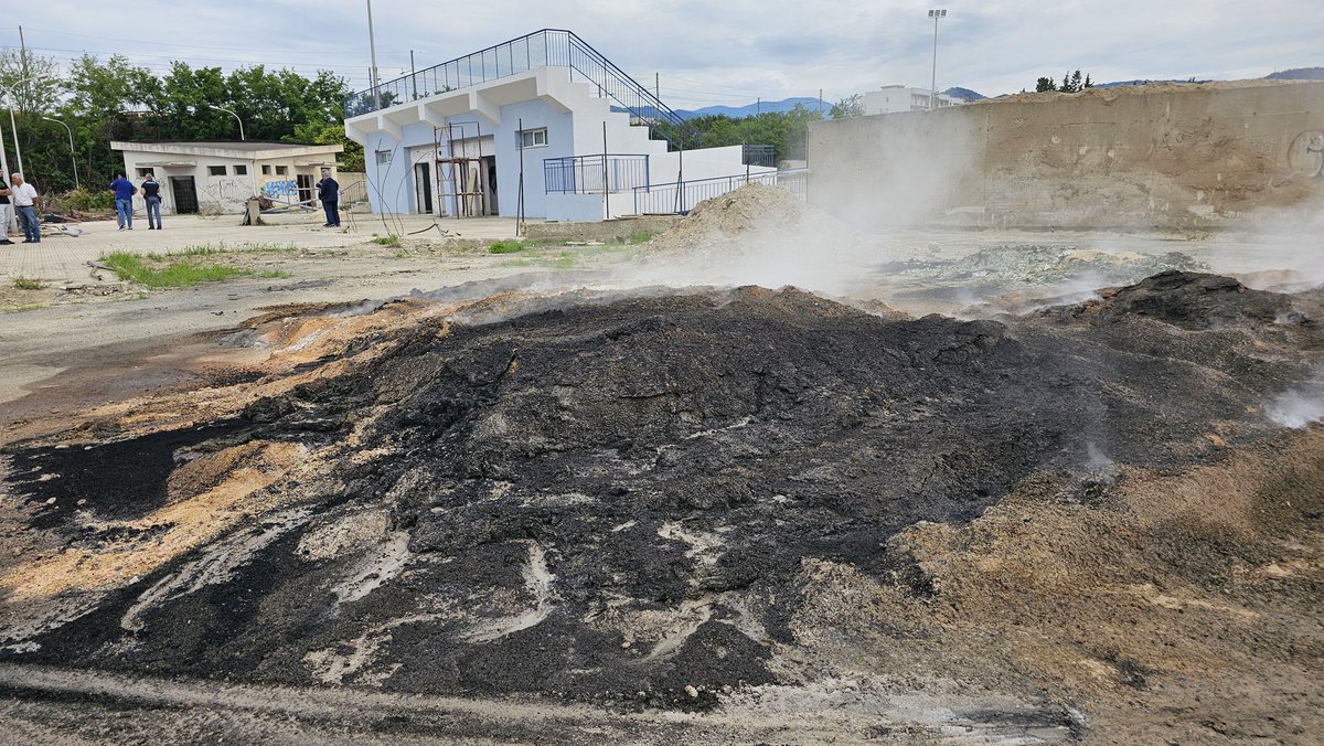 Ecco come abbiamo trovato stamattina il nuovo manto erboso sintetico dello stadio di Catona, che stiamo ristrutturando. Un incendio di chiara origine dolosa. Ora basta, tutto questo non ha senso! Serve l'indignazione di tutti, da soli non andiamo da nessuna parte. Siamo stanchi!