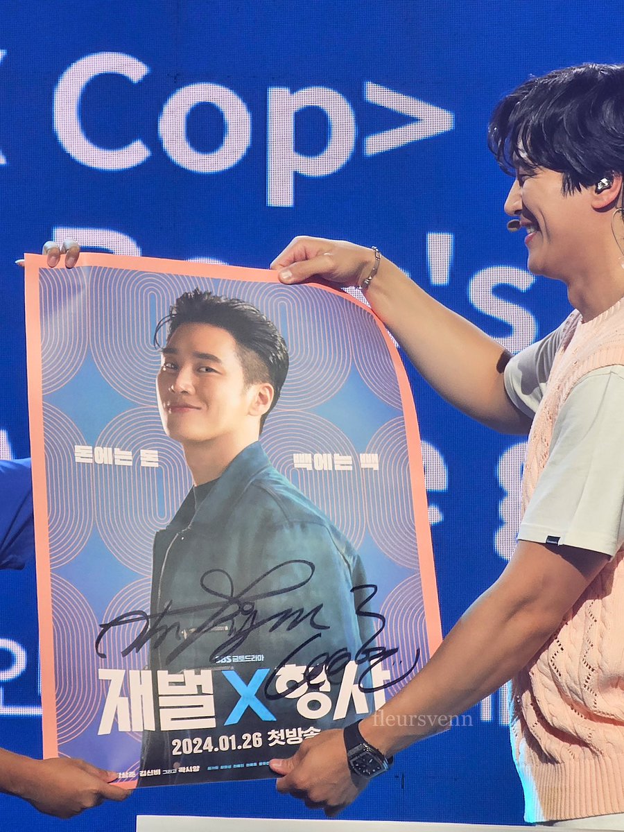 he signed a jin isoo poster on the spot for 3 lucky fans 😭

#AhnBoHyun #AhnBoHyuninManila #안보현 
#AhnBoHyunFanmeetingInManila