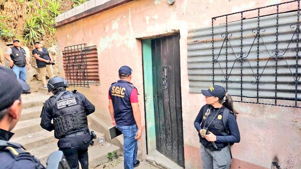 vichoguate's tweet photo. AHORA:

En la vivienda allanada en la colonia El Limón, zona 18, localizaron. 

•Un cadáver enterrado 
•Armas y municiones
•Una gorra roja
•Un recibo de papel con el nombre Jorge Sebastian Pop Choc. 

Información en desarrollo. https://t.co/lR1AykOPKq