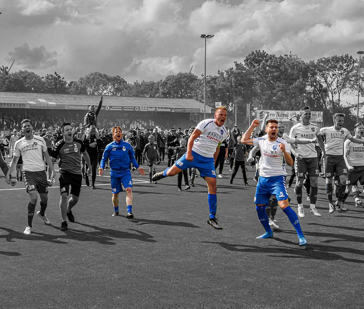 Naast alle feestvreugde betekent dit ook de laatste officiële wedstrijd van Bennie Dunnink, Klaas Kramer en Dick Hakvoort. Echte clubmannen met gezamenlijk meer dan 1000 wedstrijden voor de hoofdmacht, bikkelharde verdedigers en een voorbeeld voor de jeugd! Bedankt voor alles!