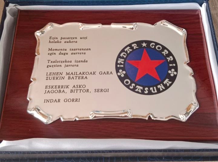 19IndarGorri87's tweet photo. LEHEN MAILAKOAK GARA ZUEKIN BATERA

ESKERRIK ASKO JAGOBA, BITTOR ETA SERGI https://t.co/ZNaHACaIW1