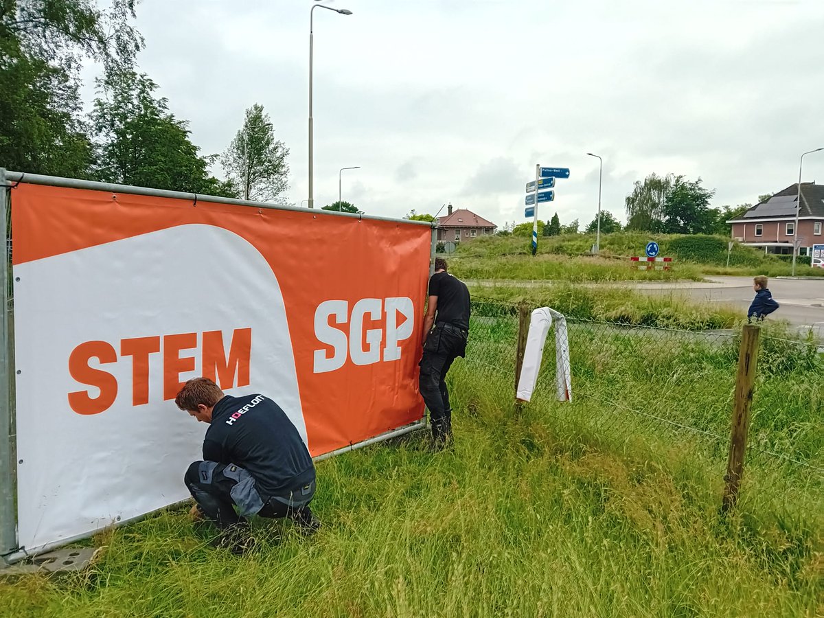Vandaag weer spandoeken en borden opgehangen. 6 juni, stem SGP!

#EP24 #StemChristelijk #RemEuropa #Putten #campagne #bertjanruissen