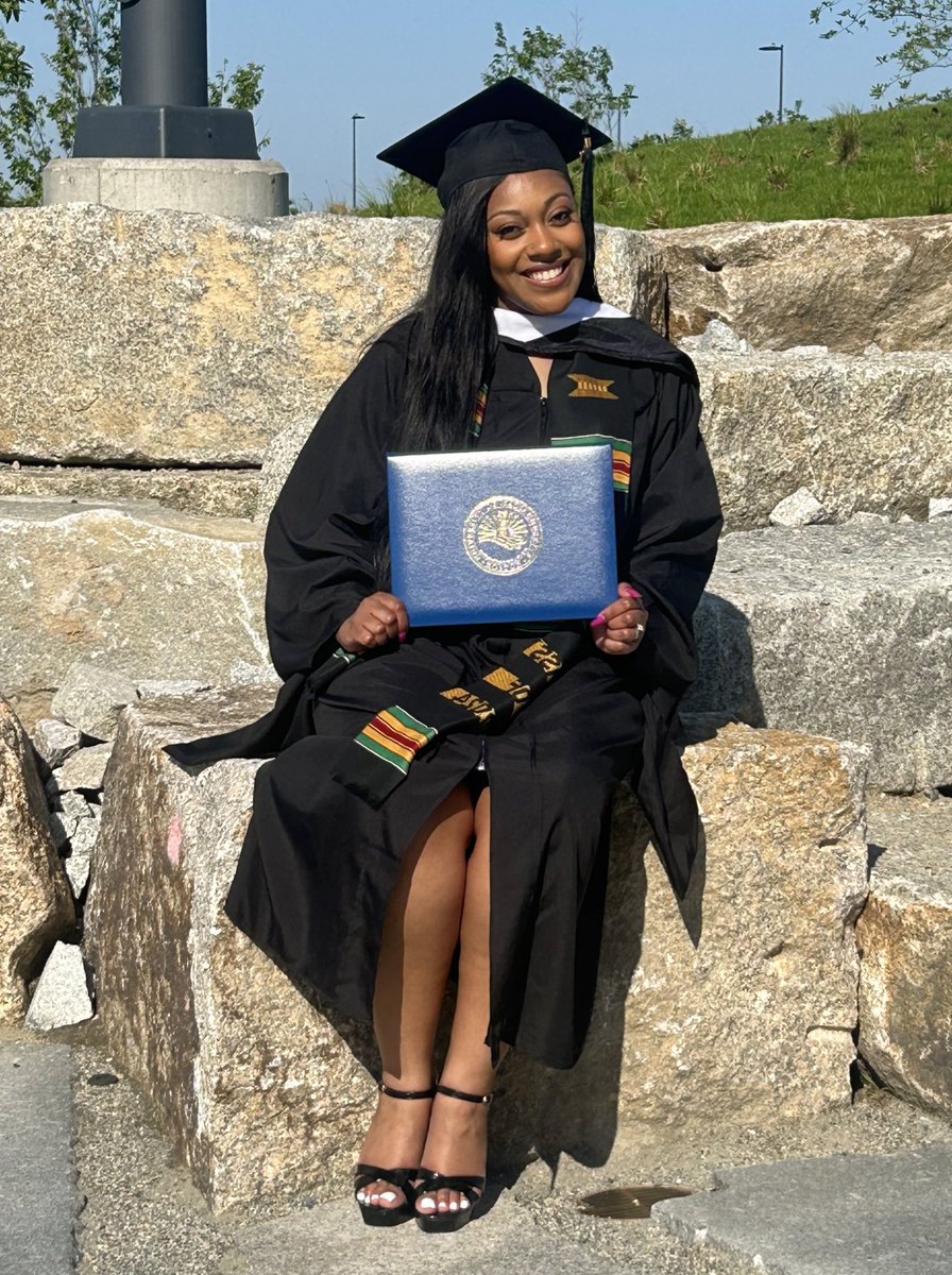 ciarachanel_'s tweet photo. Siri how do you say graduated in Spanish 🤭 #MasterofArts #History 💘📚 https://t.co/VAh4ua5My8