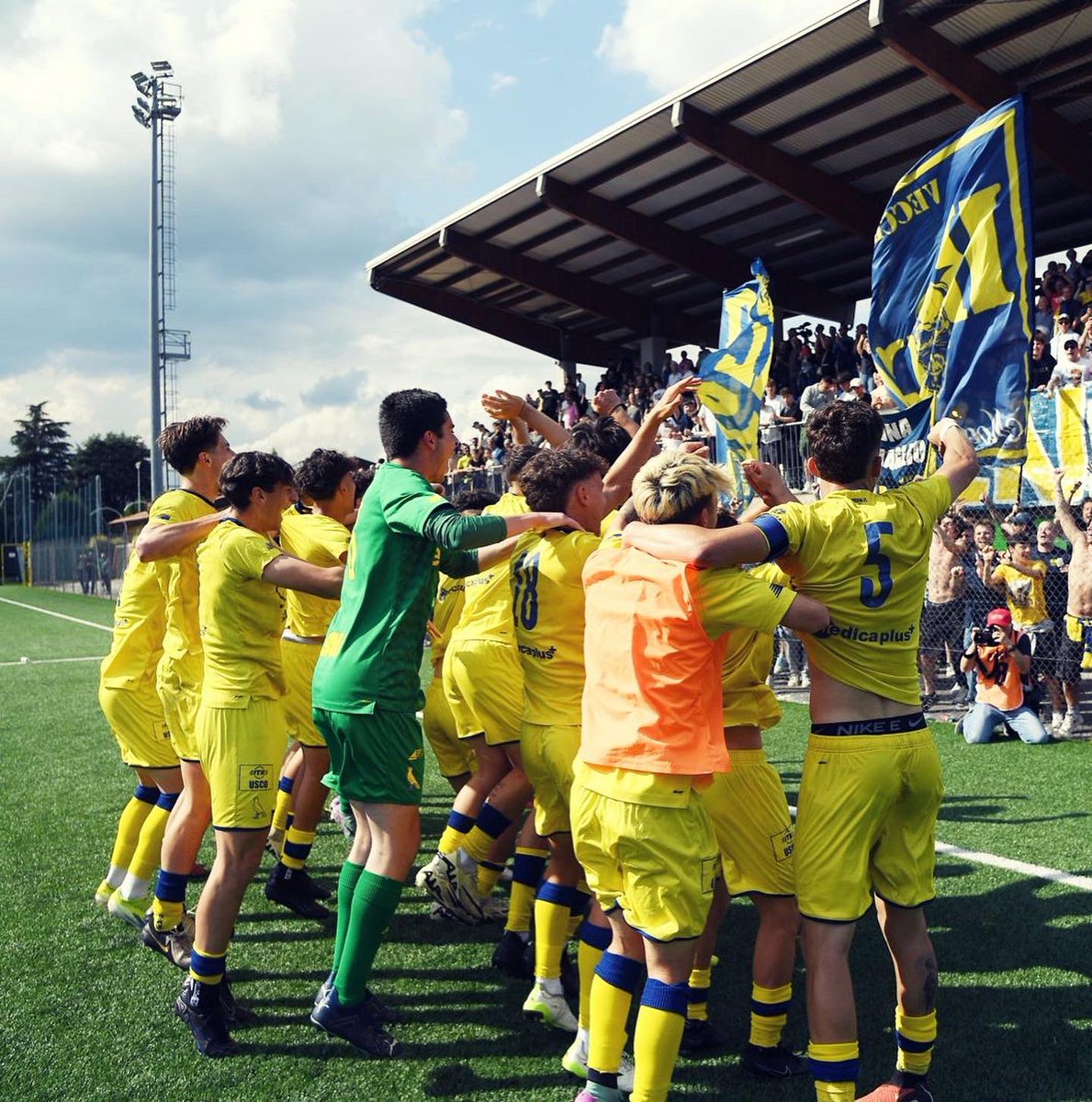 Modena_FC_1912's tweet photo. 🟡🔵🤩 #ModPro 4-0 | 𝗣𝗥𝗢𝗠𝗢𝗦𝗦𝗜‼️
👏 La vittoria sulla #ProVercelli vale la promozione in #Primavera2, 𝗕𝗿𝗮𝘃𝗶𝘀𝘀𝗶𝗺𝗶 𝗿𝗮𝗴𝗮𝘇𝘇𝗶 💛💙
#DaiGialli https://t.co/8vdc6Lilgp