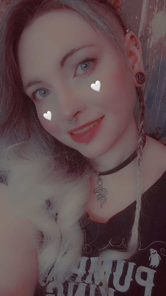 raiukou's tweet photo. Raiu hat da was gemacht 😱🤣

Also ich finds tatsächlich gar nicht mal so scheiße, obwohls ne Kurzschlussreaktion war 🤷🏼‍♀️

Was meint ihr? Kann man mal machen? 🤣

#neueFrisur #SideCut https://t.co/DyfhTJChVR
