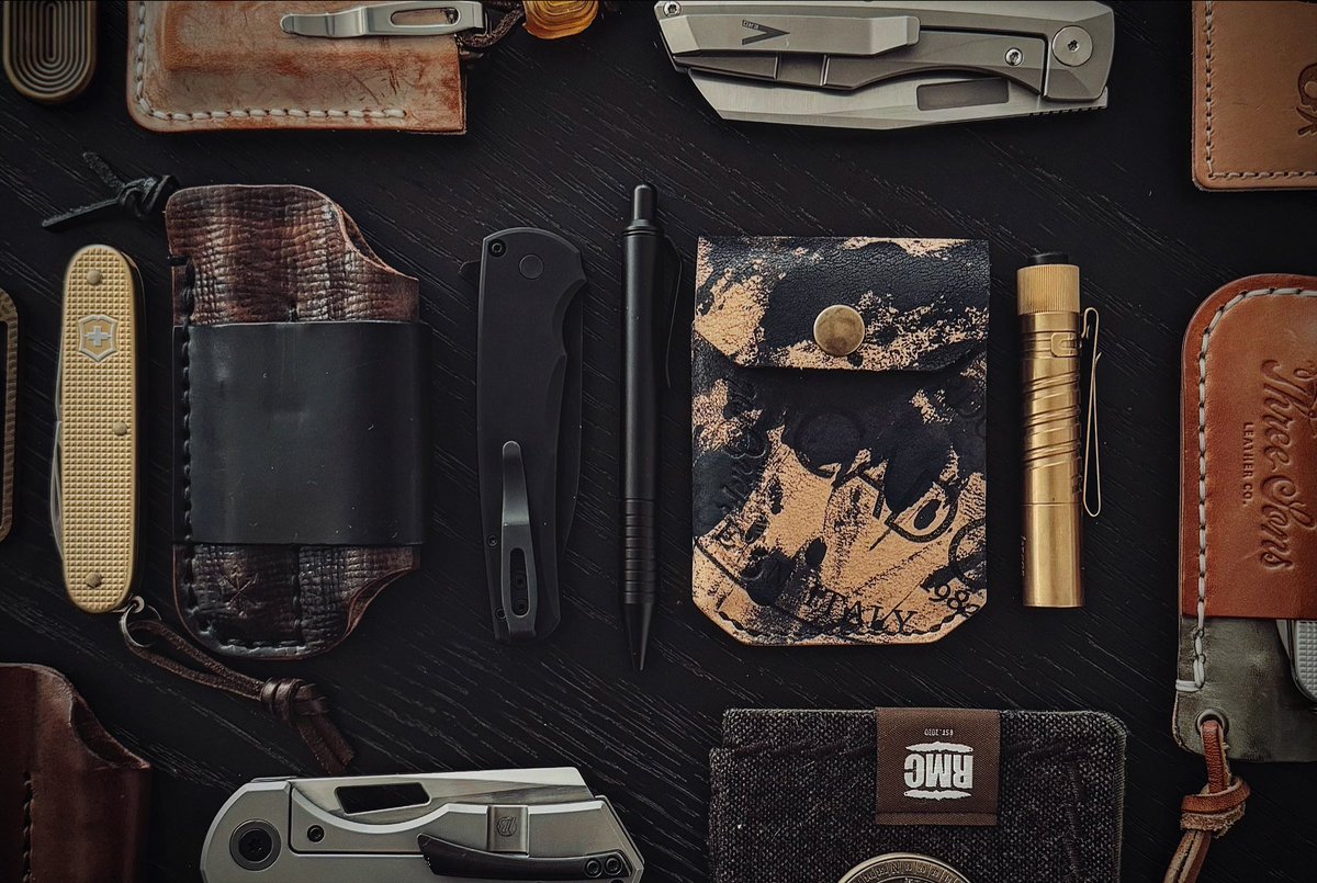 jim_edc's tweet photo. Had some fun arranging a flat day for Saturday. Have a great weekend everyone!
#edcflatlay #edcleather #edctitanium #edcflashlight #threesonsleatherco #realmencarry #goldenowlsupplyco #brianbrownyeager #protechmalibu #victorinox #olight #everymancopen #veroengineering https://t.co/Mbja6hy8CK
