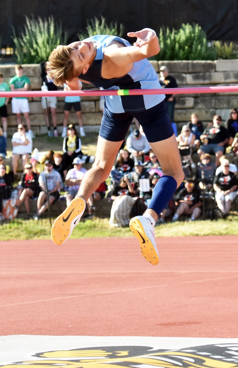 🏅🏅
Two Chanute Blue Comets earn medals in the 4A Boys High Jump at the <a href="/KSHSAA/">KSHSAA</a> state track meet.

Kaiden Seamster takes sixth while Easton Colborn takes seventh. Both cleared 6-2.