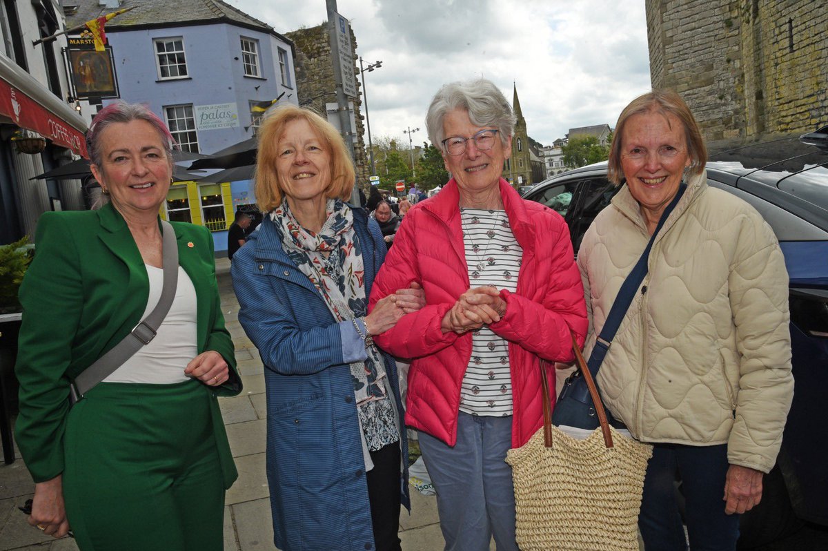 Kicking off my campaign in #Caernarfon today and what a welcome! Thank you to everyone for the support and great to have <a href="/HywelPlaidCymru/">Hywel Williams</a> with us. 

#GeneralElection2024 #LSRPlaid 🏴󠁧󠁢󠁷󠁬󠁳󠁿