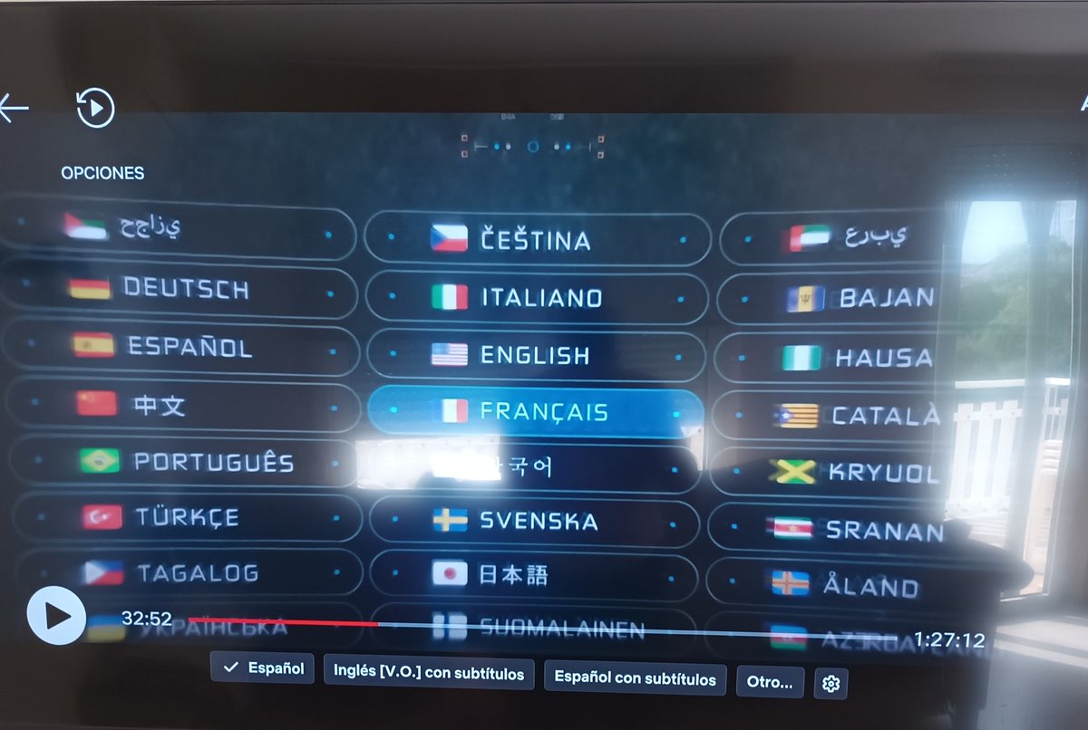 A fora s'ho creuen més que aquí; fragment de la pel·lícula "atlas" estrenada a Netflix i protagonitzada per Jennifer López, on es pot veure els idiomes a escollir que té la protagonista dins del robot, si pot veure el català amb l'estelada al costat...
