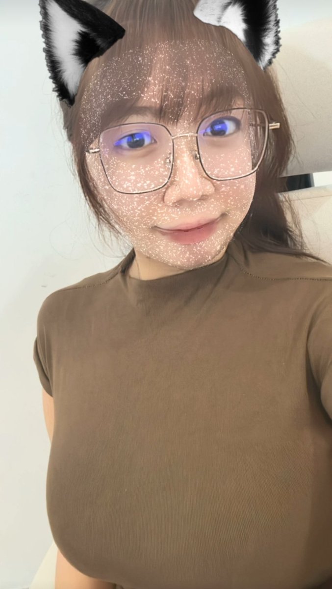joyce52077457's tweet photo. 谁知道她ig或者fb之类的 😭😭 好想扮她 可惜照片只有这张 😭求求大神 https://t.co/r26gmJ0Gml