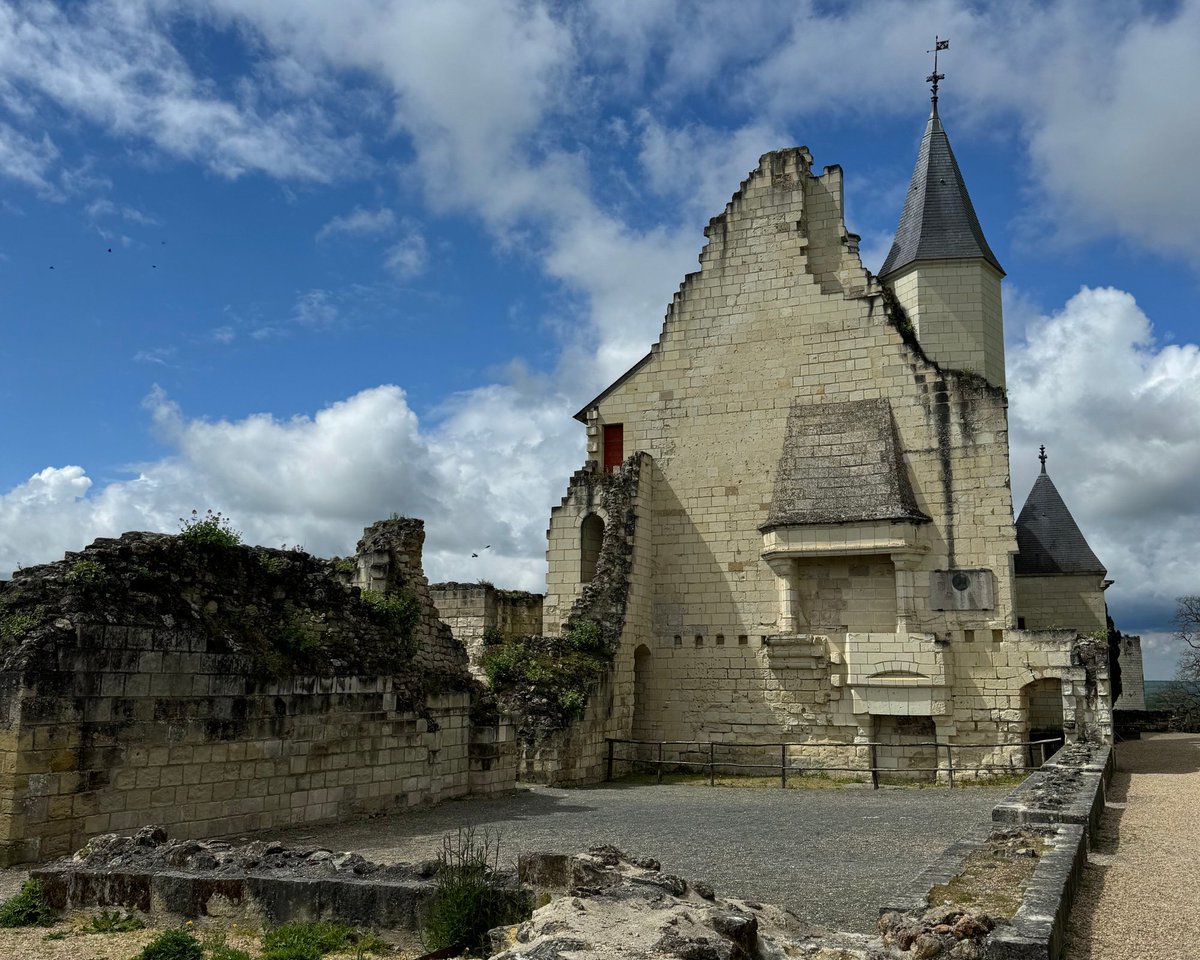 🫅 La salle de la Reconnaissance, bien que détruite, n'en reste pas moins impressionnante !

#forteresse #chinon #charlesvii #JeannedArc #Histoire #GuerreDeCentAn