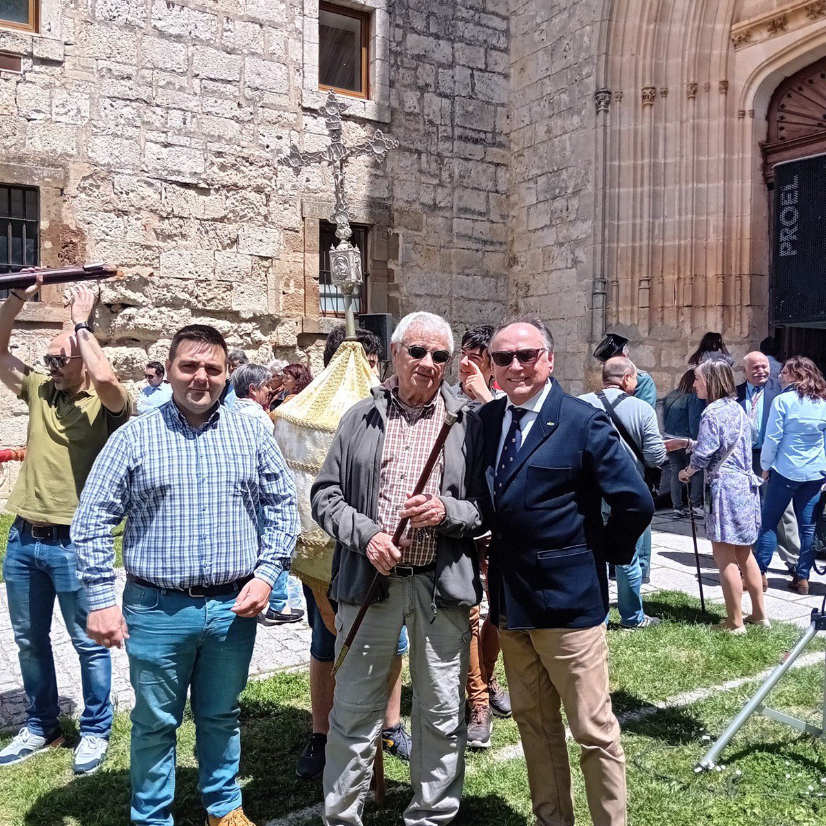 Vox_Burgos's tweet photo. Nuestros concejales en #Ibeas y #CastrilloDelVal, junto al alcalde de #Modubar han acudido a la Romería a la Virgen de los Mártires. #VOXConLasTradiciones https://t.co/2qW8IuoZfU