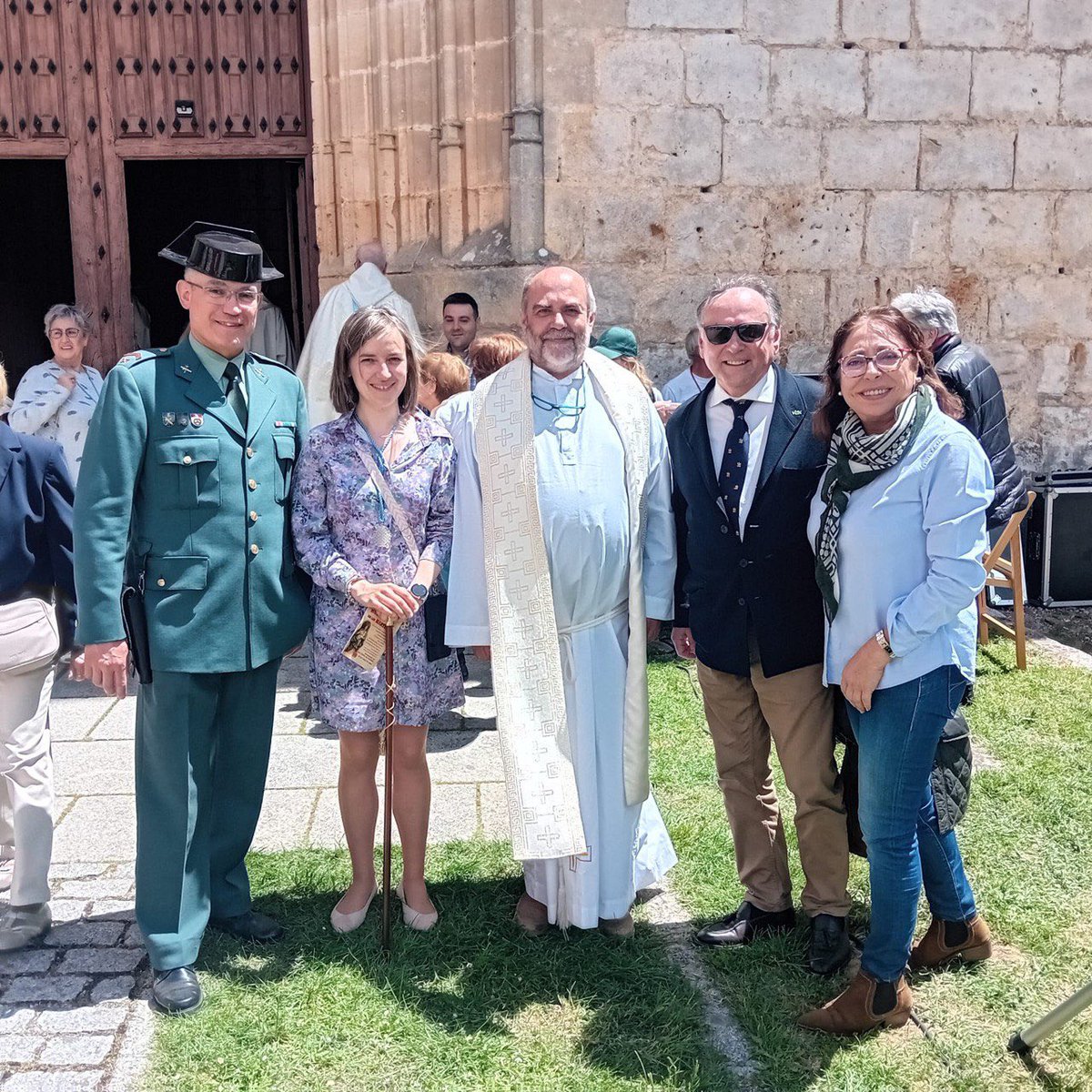 Vox_Burgos's tweet photo. Nuestros concejales en #Ibeas y #CastrilloDelVal, junto al alcalde de #Modubar han acudido a la Romería a la Virgen de los Mártires. #VOXConLasTradiciones https://t.co/2qW8IuoZfU