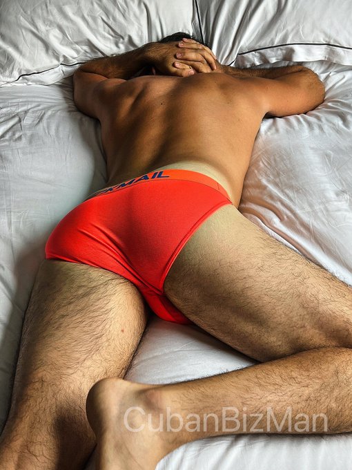 You just woke up and see this laying beside you.   What next? Repost for front view 🦍 https://t.co/X<a href="/tag/bigfeet"class="tags"><span>#bigfeet</span></a>