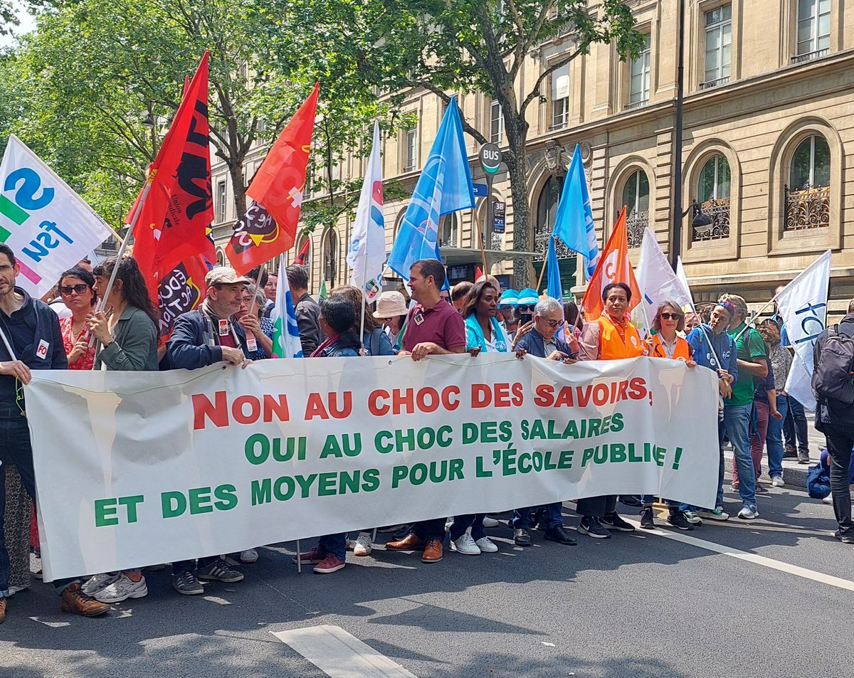 Au départ du cortège parisien. La réforme 'choc des savoirs' toujours contestée. 'Le choc de trop'. Reportages pour @franceinter