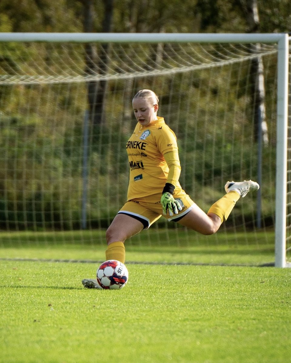 AlingsasIF's tweet photo. Stort grattis till Elitettan-debuten Klara Ljungdahl 🔥👏

I samband med dagens bortamatch mot Eskilstuna United gjorde vår målvakt Klara debut i Elitettan! Klara flyttades upp från vårt F19-lag inför denna säsongen och fick idag starta matchen mellan stolparna! 🙌 https://t.co/AAensOF65p