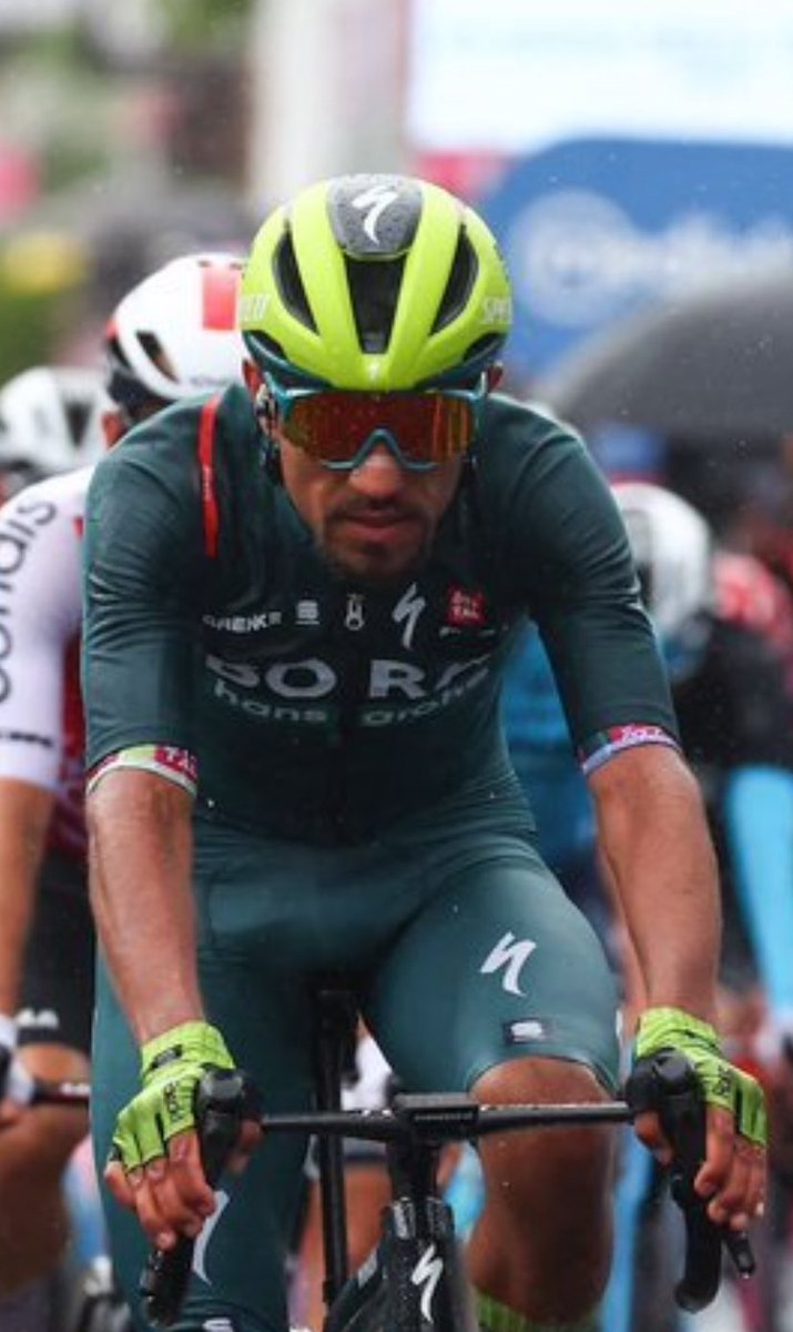 Aplausos de pie para Daniel Felipe Martinez, subcampeón del Giro de Italia. Crack 👏👏👏