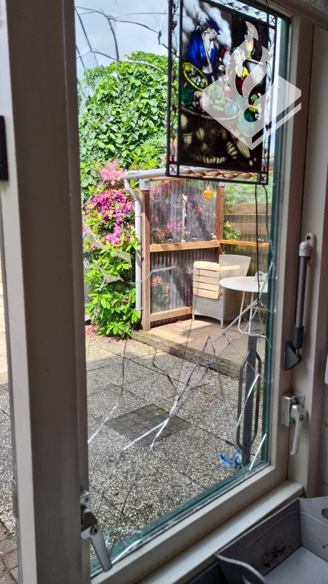 Vandaag melding gehad in #Hoevelaken van geen gehoor bewoner. Wij hebben een raampje moeten forceren om de woning binnen te komen. Helaas troffen wij de bewoonster overleden aan. Raam is dicht gemaakt en wij hebben het overgedragen aan de nabestaanden.