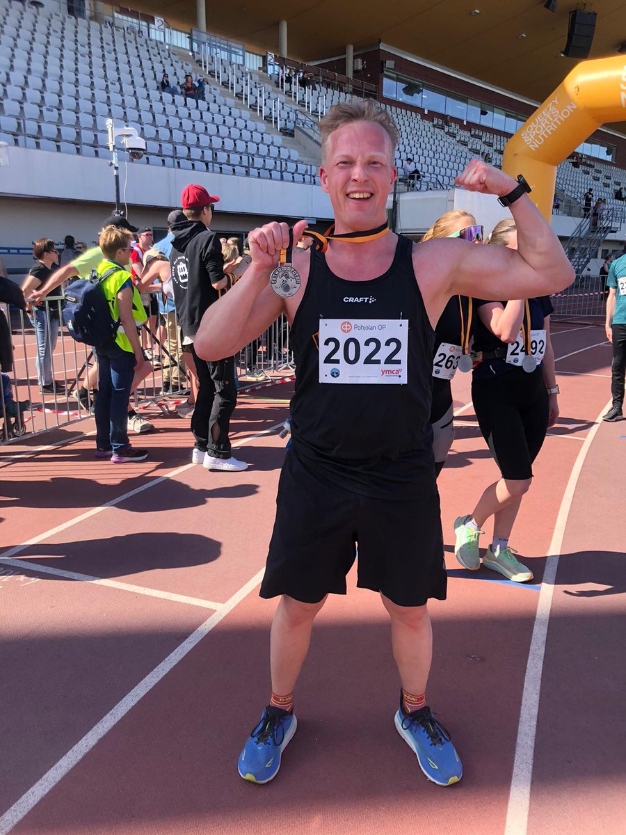 GOALS! 🏃‍♂️ Puolimaratoni 21,1 km aikaan: 2h 12min 21sek.

Päivän urakka juostuna ja kotiin viemisinä osallistumismitali, musta (irtoava) varpaankynsi ja helekutan hyvä mieli. ISO KIITOS Terwamaraton, Oulu.

#terwamaraton #oulu #puolimaraton #seonsiinä 🏅💪