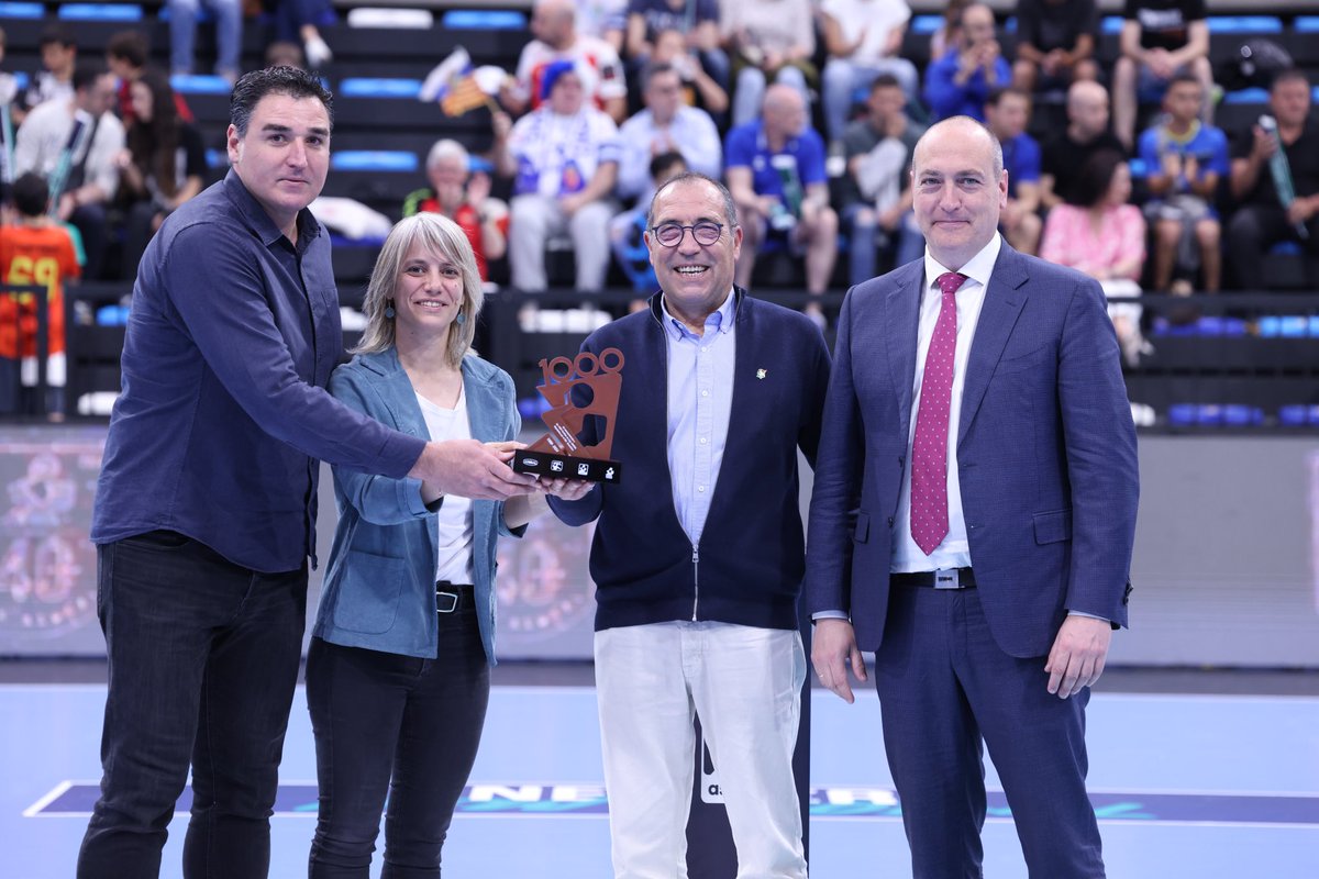 ¡Hoy es una jornada muy especial para @BMGranollers!✨ El club catalán celebra su partido 1️⃣0️⃣0️⃣0️⃣ en la historia de @ASOBAL, uno de los equipos referentes y cuna de nuestro deporte🙌🏽 El Presidente de @ASOBAL, Servando Revuelta, ha hecho entrega de un reconocimiento al club👏🏽