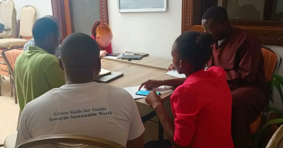 Thehijabimento1's tweet photo. Uniting for a cause! 💪Reflecting on our recent discussions at the AYPSRHR CSO Network Meeting. From tackling HIV stigma to ensuring access to ARVs in schools, every voice counts in shaping a brighter future for our youth. Let's keep the momentum going! #CSOnetwork #AYP https://t.co/LsuZ3DHSzu