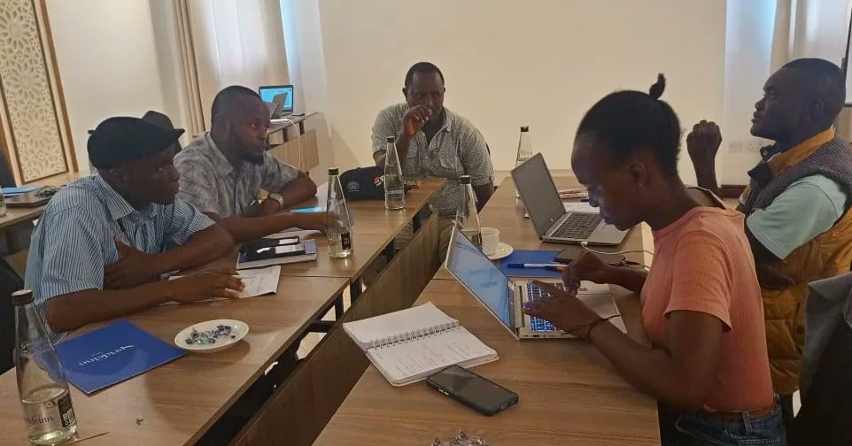 Thehijabimento1's tweet photo. Uniting for a cause! 💪Reflecting on our recent discussions at the AYPSRHR CSO Network Meeting. From tackling HIV stigma to ensuring access to ARVs in schools, every voice counts in shaping a brighter future for our youth. Let's keep the momentum going! #CSOnetwork #AYP https://t.co/LsuZ3DHSzu