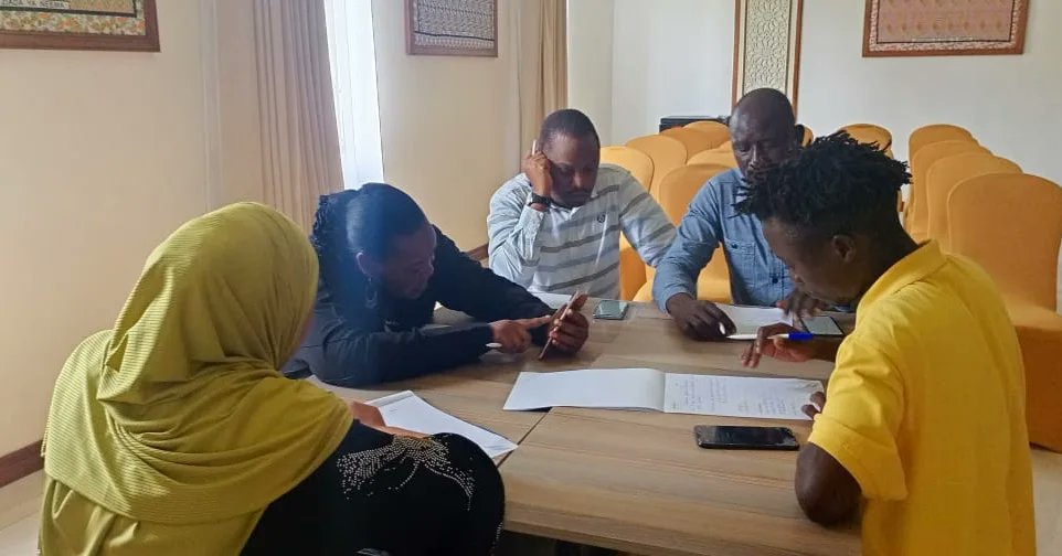 Thehijabimento1's tweet photo. Uniting for a cause! 💪Reflecting on our recent discussions at the AYPSRHR CSO Network Meeting. From tackling HIV stigma to ensuring access to ARVs in schools, every voice counts in shaping a brighter future for our youth. Let's keep the momentum going! #CSOnetwork #AYP https://t.co/LsuZ3DHSzu
