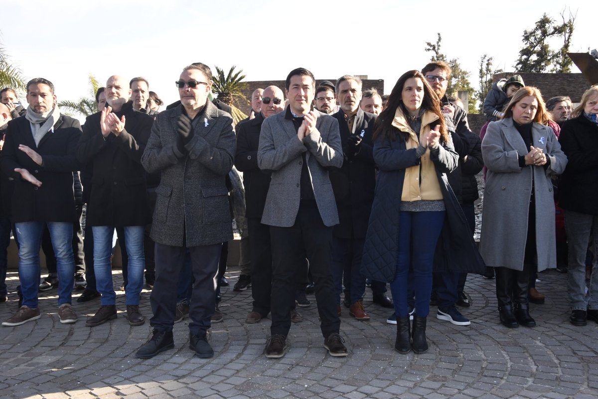 luisvivona's tweet photo. 🇦🇷 • En el 214° aniversario de la conformación del primer gobierno patrio, participamos del izamiento a la #Bandera, acompañados por Veteranos de Malvinas, Bomberos, San Martinianos, Gauchos de Güemes, espacios culturales y vecinos del distrito.

Además, disfrutamos de un show cultural de Bombos Legueros que nos emocionó a todos, la interpretación del Himno Nacional con lenguaje de señas, y la participación de la Banda Militar y el Coro Municipal. 

¡Feliz día de la #Patria!

#DíaDeLaPatria