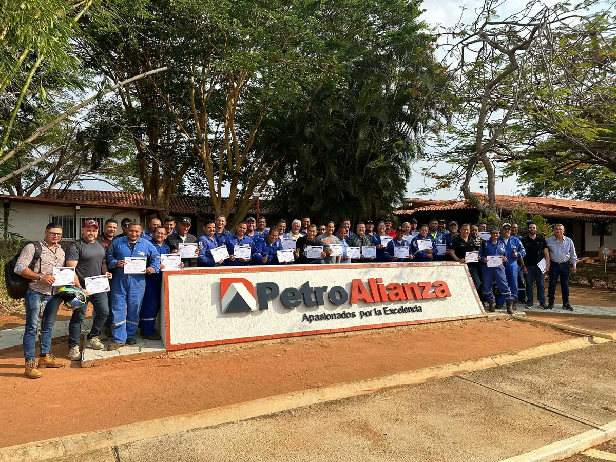 petroalianza's tweet photo. En @petroalianza continuamos formando a nuestro personal para estar a la altura de los retos que se nos presenten:
↪️Taller de seguridad basada en el comportamiento. 
↪️Taller de procedimientos y programas ambientales.
↪️Taller de las 3P: pare, piense y prosiga. https://t.co/no6RlpRVb2
