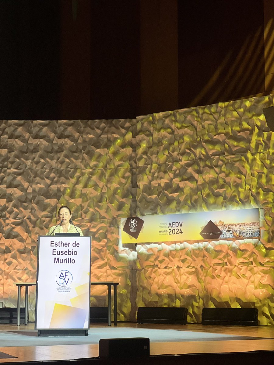 aedv_es's tweet photo. #AEDV2024 | 
🔵🆕🔵 Novedades en Terapéutica
👩🏻‍⚕️💬 Dra. Anna López Ferrer 
#Dermatología #Venereología #Madrid #LaPielEnElCentro #Madrid2024 #Piel #Salud #PielSana #Dermatóloga #CáncerdePiel #Venereología #AEDVContigo https://t.co/DYjCnjIFsS