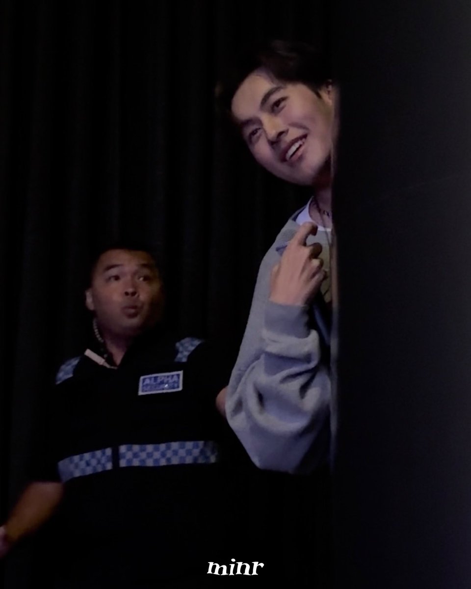 minrrr_'s tweet photo. เอนดูไอ่น้องกอนช้อตนี้มาก เดินชนเสาดังปั้ง ยุสเส้อตกใจพี่การ์ดก็ตกใจไม่แพ้กัน 😂😂😂 มันคงจะดังมากจริงๆ ทำหน้ามู่จู้เลย yy

#2ndPROXIEversaryFanMeeting https://t.co/JjfWgViJz2