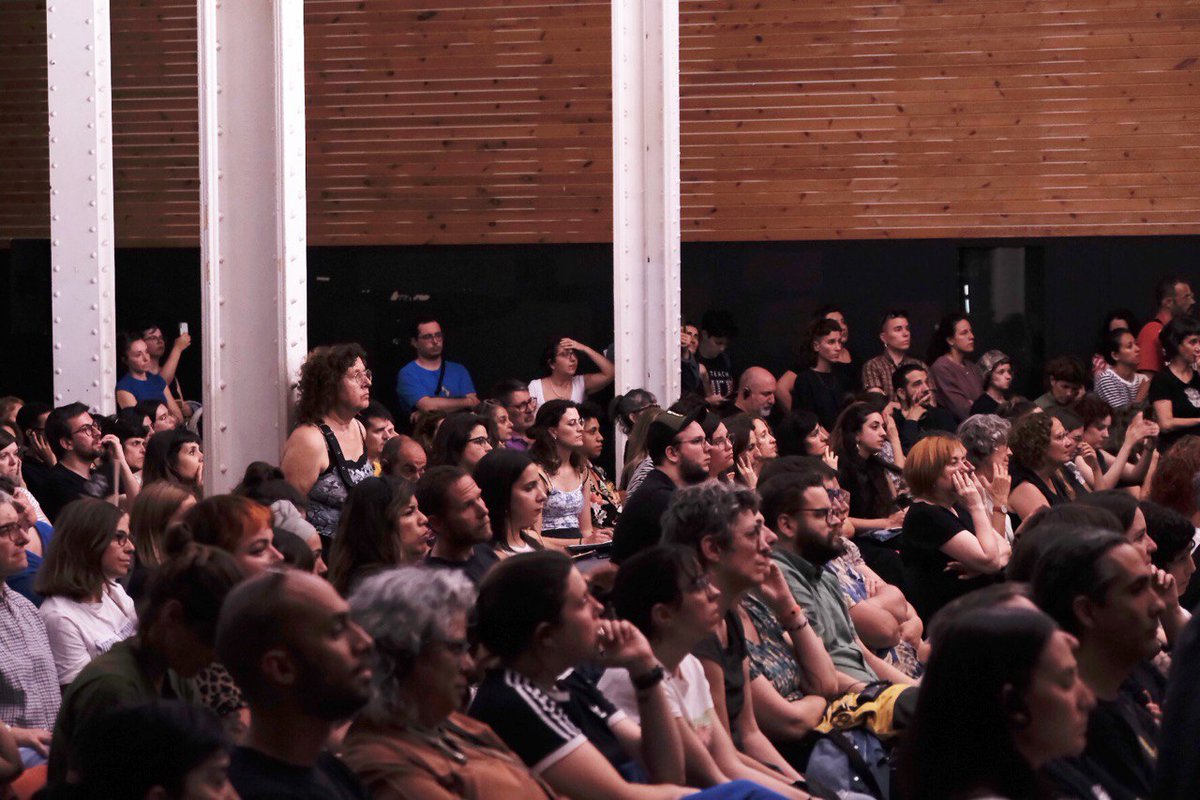 LiteralBCN's tweet photo. Més de 1300 persones segueixen la conferència per "Per molts anys de lluites" d'Angela Davis en directe a la Fira #Literal2024. 

Angela Davis conversa amb Bea Duodu Owusu i Jule Goikoetxea.

#10anysDeLiteral 
Segueixa online: https://t.co/RFGom4LFbU https://t.co/IrAXX6FyKB