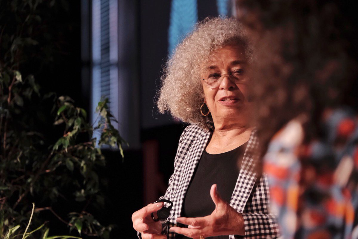 LiteralBCN's tweet photo. Més de 1300 persones segueixen la conferència per "Per molts anys de lluites" d'Angela Davis en directe a la Fira #Literal2024. 

Angela Davis conversa amb Bea Duodu Owusu i Jule Goikoetxea.

#10anysDeLiteral 
Segueixa online: https://t.co/RFGom4LFbU https://t.co/IrAXX6FyKB