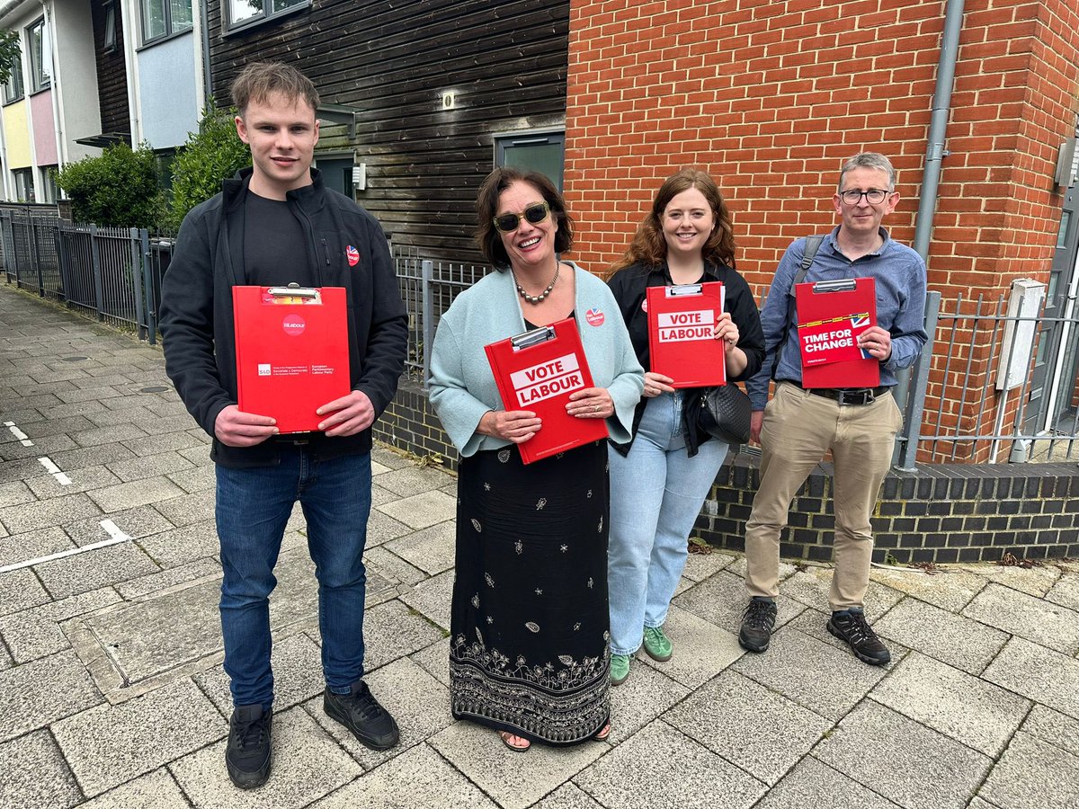 It was wonderful joining our twin CLP, @ColchesterLab, out on the #LabourDoorstep. Lots of support for @UKLabour 🌹 and with residents having had enough of this incompetent government. Lots positivity towards Pam Cox! #LabourGain