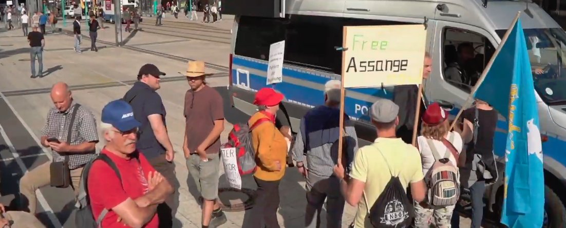 in #Frankfurt steht ein Teil des #Schwurbel am Willy-Brandt-Platz, die anderen am Opernplatz. Große Enttäuschung! :-) Man spielt Aufnahmen von Reden ab. #nonazis #antifa