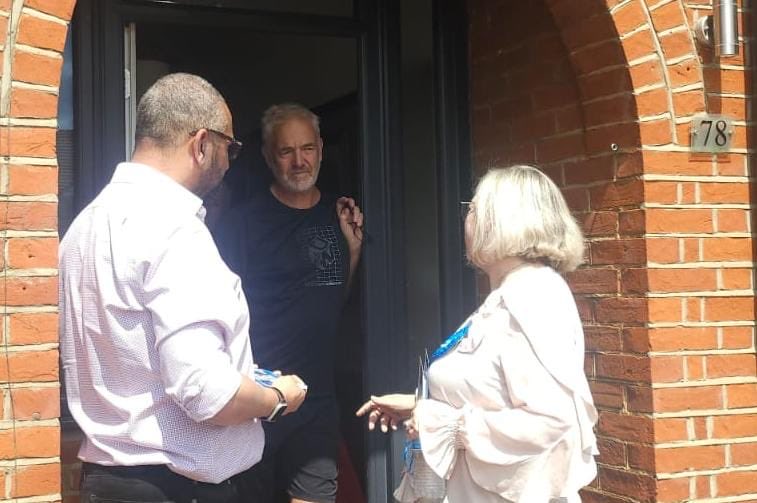 A most encouraging day on the doorsteps in Thurrock with the Home Secretary ⁦@JamesCleverly⁩. Very clear that people want a strong voice for Thurrock at Westminster. Looking forward to many more conversations over the coming days