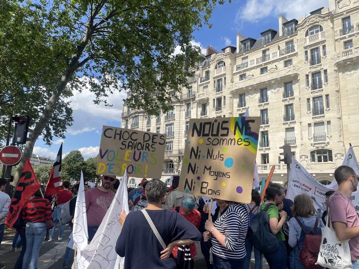 Manifestation ensoleillée, aux côtés de nombreux collectifs, parents et enseignants, des syndicats et des élus pour dénoncer le choc contre l’Ecole fraternelle, et dénoncer un projet de société séparatiste. #NousNeTrieronsPasNosÉlèves #NonAuTriDesEleves