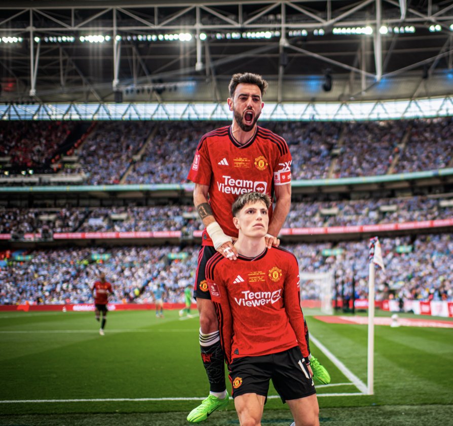 ‼️ 🔴 Manchester United pokonuje Manchester City 2️⃣:1️⃣ i zgarnia Puchar Anglii!

CZERWONE DIABŁY Z TROFEUM 🏆