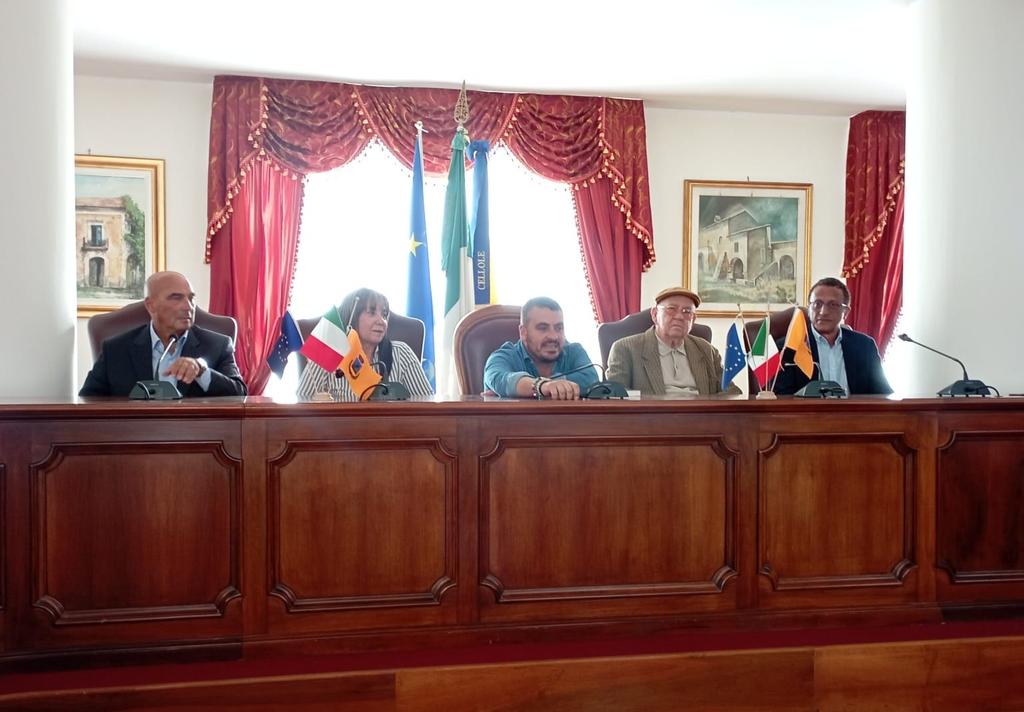 Il maestro Miguel Barnet ha presentato il suo libro "Cimarrón - biografia di uno schiavo" nella Sala Consiliare del Comune di Cellole alla presenza di cittadini, imprenditori e autorità italiane.

#Cuba 🤝 #Italia