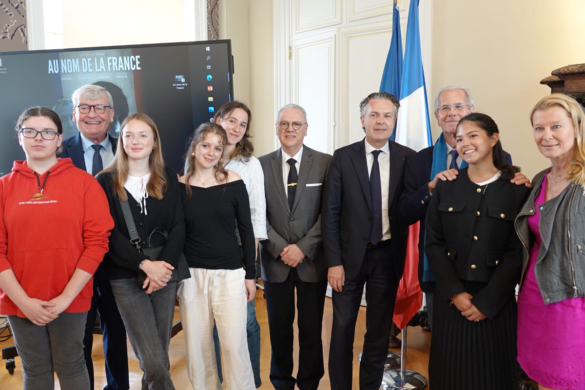 Ce fut un grand moment d’émotion de découvrir ce matin le film « Au nom de la France », en présence de Jean-Louis Debré, qui retrace l’entrée en fonction de son père, Michel Debré, comme commissaire de la République à Angers. Les Français se souviennent, en cette année de