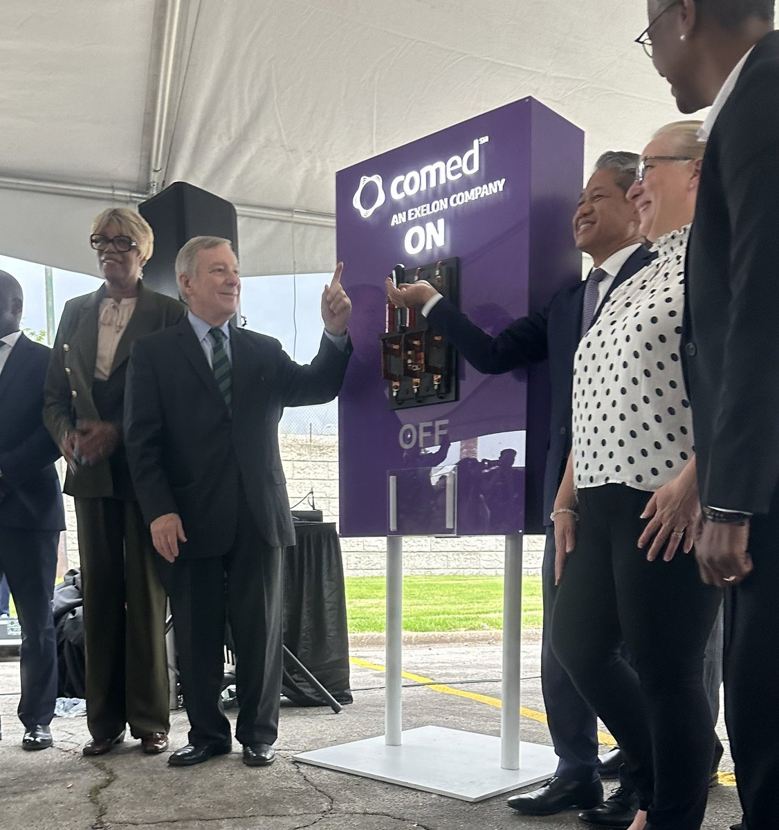 GQenergy's tweet image. We made history in #Bronzeville yesterday! The #Chicago South Side community is now home to one of the nation’s first neighborhood-scale #microgrids. Yet another example of how @ComEd is bringing #cleanenergy technology &amp;amp; opportunities to every community we serve. #justtransition