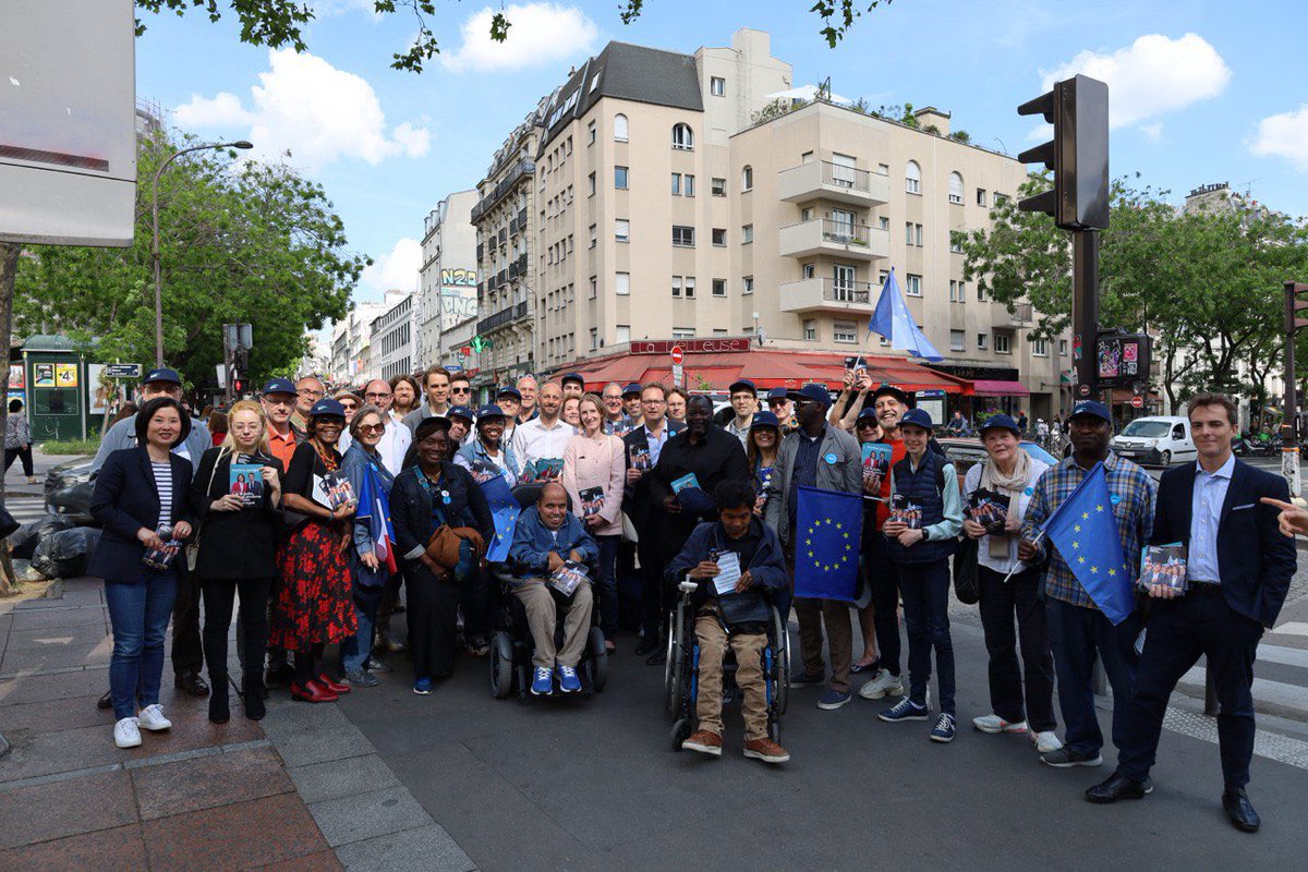 Aux côtés des militants parisiens ce samedi ! À Belleville, avec @StanGuerini à la rencontre des habitants du quartier pour présenter notre programme et réitérer notre #BesoindEurope ! Le 9 juin, un seul jour, un seul tour : avec @ValerieHayer ! 🇫🇷🇪🇺