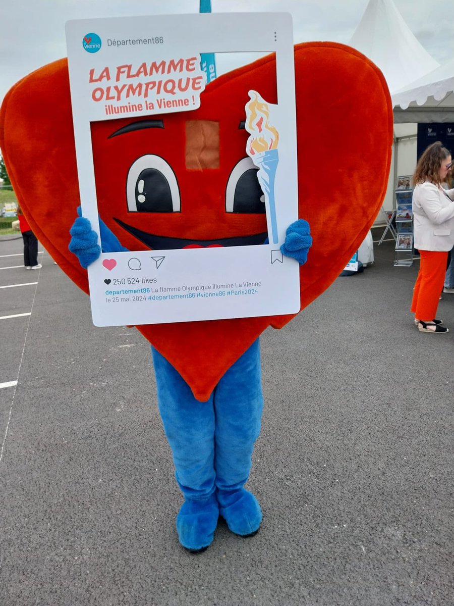 #Paris2024 🔥 | Pluie d’animations sur le parvis de l’Arena Futuroscope, profitez des stands du #Département86 pour gagner des cadeaux en attendant l’allumage du chaudron olympique à 19h20 ! 🤩