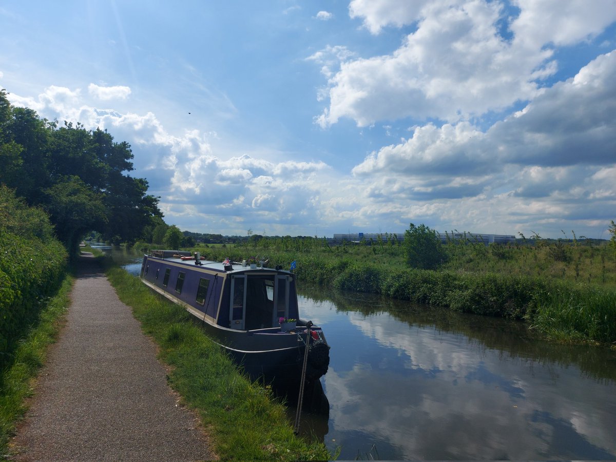 Found a lovely mooring on armco between Minworth and Curdworth. Quite an experience using the BCN, love all the history of it. The Birmingham and Fazeley Canal possibly had the most litter in - passed a floating sofa and a table amongst it all😂 10 miles / 27 locks / 3 tunnels